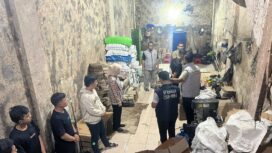 Subdit I Tipid Indagsi Ditreskrimsus Polda Sumsel melakukan penggerebekan di rumah toko (ruko) di Jalan Palembang–Jambi KM 18, Kelurahan Sukomoro, Kecamatan Talang Kelapa, ternyata dijadikan “pabrik” miras oplosan yang dikemas menyerupai produk bermerek ternama. Foto : Istimewa