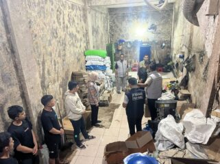 Subdit I Tipid Indagsi Ditreskrimsus Polda Sumsel melakukan penggerebekan di rumah toko (ruko) di Jalan Palembang–Jambi KM 18, Kelurahan Sukomoro, Kecamatan Talang Kelapa, ternyata dijadikan “pabrik” miras oplosan yang dikemas menyerupai produk bermerek ternama. Foto : Istimewa