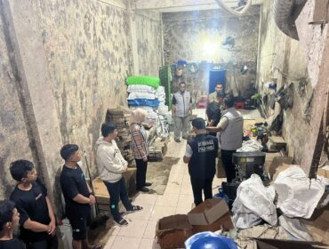 Subdit I Tipid Indagsi Ditreskrimsus Polda Sumsel melakukan penggerebekan di rumah toko (ruko) di Jalan Palembang–Jambi KM 18, Kelurahan Sukomoro, Kecamatan Talang Kelapa, ternyata dijadikan “pabrik” miras oplosan yang dikemas menyerupai produk bermerek ternama. Foto : Istimewa