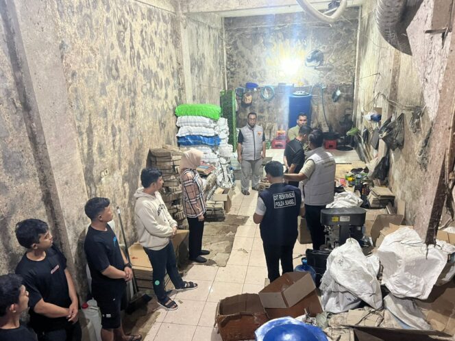 
Subdit I Tipid Indagsi Ditreskrimsus Polda Sumsel melakukan penggerebekan di rumah toko (ruko) di Jalan Palembang–Jambi KM 18, Kelurahan Sukomoro, Kecamatan Talang Kelapa, ternyata dijadikan “pabrik” miras oplosan yang dikemas menyerupai produk bermerek ternama. Foto : Istimewa