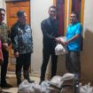 Camat Baturaja Timur Doni Heridadi menyalurkan bantuan dari Bupati OKU berupa bahan makanan beras dan paket sembako kepada masyarakat yang terdampak banjir akibat luapan Sungai Ogan. Foto : Ist
