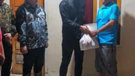 Camat Baturaja Timur Doni Heridadi menyalurkan bantuan dari Bupati OKU berupa bahan makanan beras dan paket sembako kepada masyarakat yang terdampak banjir akibat luapan Sungai Ogan. Foto : Ist