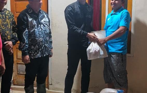Camat Baturaja Timur Doni Heridadi menyalurkan bantuan dari Bupati OKU berupa bahan makanan beras dan paket sembako kepada masyarakat yang terdampak banjir akibat luapan Sungai Ogan. Foto : Ist