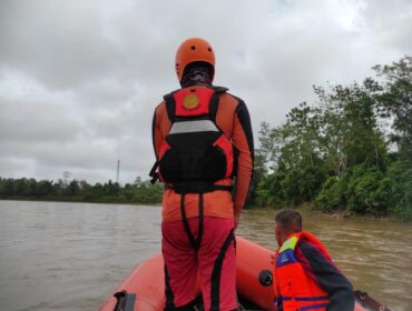 Tim SAR saat menelusuri sungai Musi Rawas. Foto : Dok Basarnas Palembang