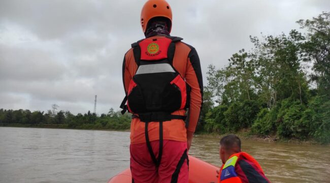 Tim SAR saat menelusuri sungai Musi Rawas. Foto : Dok Basarnas Palembang