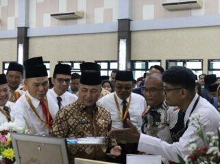 Asisten I Bidang Pemerintahan dan Kesra Setda Sumsel, Apriyadi, di sela-sela pelantikan Panitia Penyelenggara Ibadah Haji (PPIH) Embarkasi Palembang, Jumat (17/4/2026). Foto : Dok Kemenhaj Sumsel