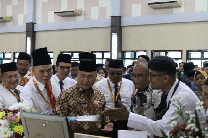 
Asisten I Bidang Pemerintahan dan Kesra Setda Sumsel, Apriyadi, di sela-sela pelantikan Panitia Penyelenggara Ibadah Haji (PPIH) Embarkasi Palembang, Jumat (17/4/2026). Foto : Dok Kemenhaj Sumsel