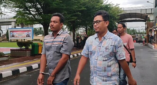 
pria berinisial SG diamankan warga setelah diduga melakukan penipuan dengan modus menjanjikan pekerjaan di PT Pusri. Foto : Jefri/Kordanews.com