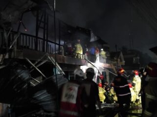 Pemadam kebakaran saat memadakam api di rumah korban. Foto : Andika/Kordanews.com