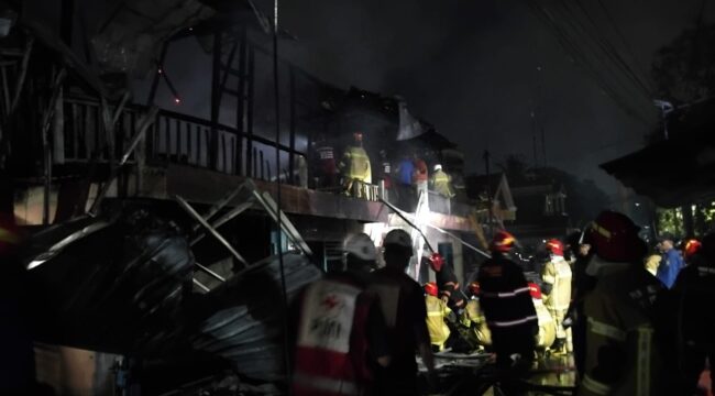 Pemadam kebakaran saat memadakam api di rumah korban. Foto : Andika/Kordanews.com