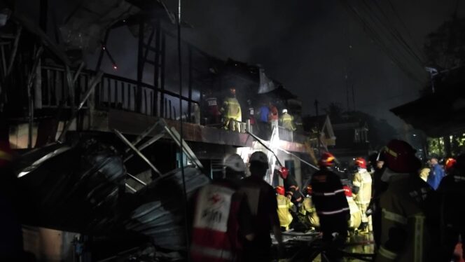 
Pemadam kebakaran saat memadakam api di rumah korban. Foto : Andika/Kordanews.com