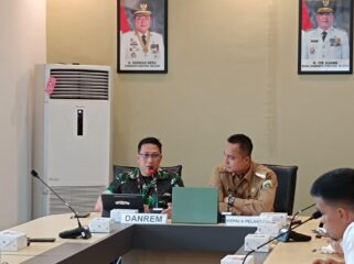 Kepala Pelaksana BPBD Sumsel, Muhammad Iqbal Alisyahbana, saat memimpin rapat koordinasi penetapan status siaga darurat yang digelar di Kantor BPBD Sumsel, Senin (20/4/2026). Foto : Dok. BPBD Sumsel
