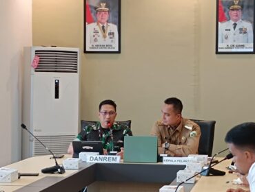 Kepala Pelaksana BPBD Sumsel, Muhammad Iqbal Alisyahbana, saat memimpin rapat koordinasi penetapan status siaga darurat yang digelar di Kantor BPBD Sumsel, Senin (20/4/2026). Foto : Dok. BPBD Sumsel