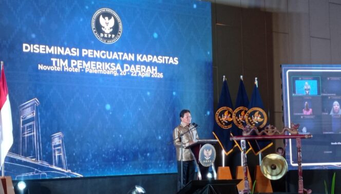 
Ketua DKPP RI, Heddy Lukito saat membuka kegiatan Diseminasi Penguatan Kapasitas Tim Pemeriksa Daerah (TPD) di Palembang, Senin (20/4/2026). Foto : Abdullah Toriq/Urba Id