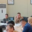 Kepala Pelaksana BPBD Provinsi Sumatera Selatan, Muhammad Iqbal saat memipin rapat koordinasi penetapan status siaga darurat bencana asap yang digelar di Kantor BPBD Sumsel, Senin (20/4/2026). Foto : Dok BPBD Sumsel