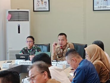 Kepala Pelaksana BPBD Provinsi Sumatera Selatan, Muhammad Iqbal saat memipin rapat koordinasi penetapan status siaga darurat bencana asap yang digelar di Kantor BPBD Sumsel, Senin (20/4/2026). Foto : Dok BPBD Sumsel
