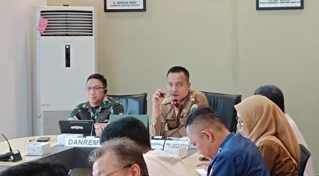 Kepala Pelaksana BPBD Provinsi Sumatera Selatan, Muhammad Iqbal saat memipin rapat koordinasi penetapan status siaga darurat bencana asap yang digelar di Kantor BPBD Sumsel, Senin (20/4/2026). Foto : Dok BPBD Sumsel