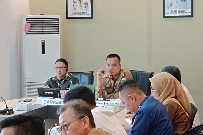 
Kepala Pelaksana BPBD Provinsi Sumatera Selatan, Muhammad Iqbal saat memipin rapat koordinasi penetapan status siaga darurat bencana asap yang digelar di Kantor BPBD Sumsel, Senin (20/4/2026). Foto : Dok BPBD Sumsel