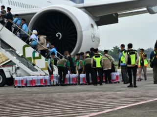 Keberangkatan 443 jemaah haji Kloter 1 asal Kabupaten OKU Timur dari Embarkasi Palembang. Foto : Kemenhaj Sumsel