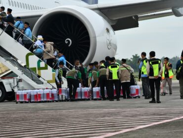 Keberangkatan 443 jemaah haji Kloter 1 asal Kabupaten OKU Timur dari Embarkasi Palembang. Foto : Kemenhaj Sumsel