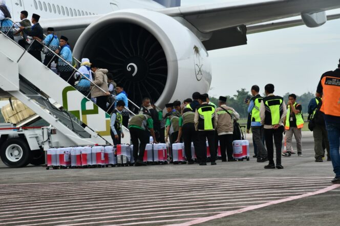 
Keberangkatan 443 jemaah haji Kloter 1 asal Kabupaten OKU Timur dari Embarkasi Palembang. Foto : Kemenhaj Sumsel