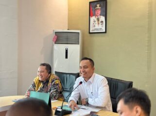 Kalaksa BPBD Sumsel, BPBD Sumsel, M. Iqbal Alisyahbana bersama Kalaksa BPBD Kota Lubuklinggau, Ika Aguspiannor saat rakor. Foto : Dok BPBD Sumsel
