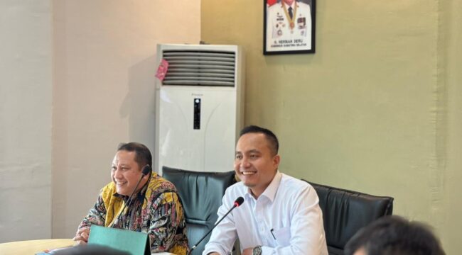 Kalaksa BPBD Sumsel, BPBD Sumsel, M. Iqbal Alisyahbana bersama Kalaksa BPBD Kota Lubuklinggau, Ika Aguspiannor saat rakor. Foto : Dok BPBD Sumsel