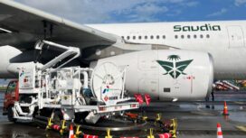 Pengisian Avtur di Pesawat yang membawa jemaah haji. Foto : Patra Niaga