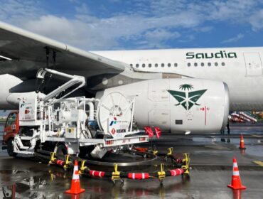 Pengisian Avtur di Pesawat yang membawa jemaah haji. Foto : Patra Niaga