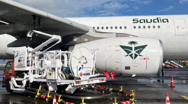 Pengisian Avtur di Pesawat yang membawa jemaah haji. Foto : Patra Niaga