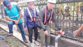 Bupati Ogan Komering Ulu (OKU) H Teddy Meilwansyah SSTP MM MPd melaksanakan peluncuran langsung Pengurasan Perpipaan Instalasi Pengolahan Air (IPA) untuk menghasilkan kualitas ar bersih yang diterima para pelanggan PDAM Tirta Raja semakin baik. Foto : Kominfo OKU