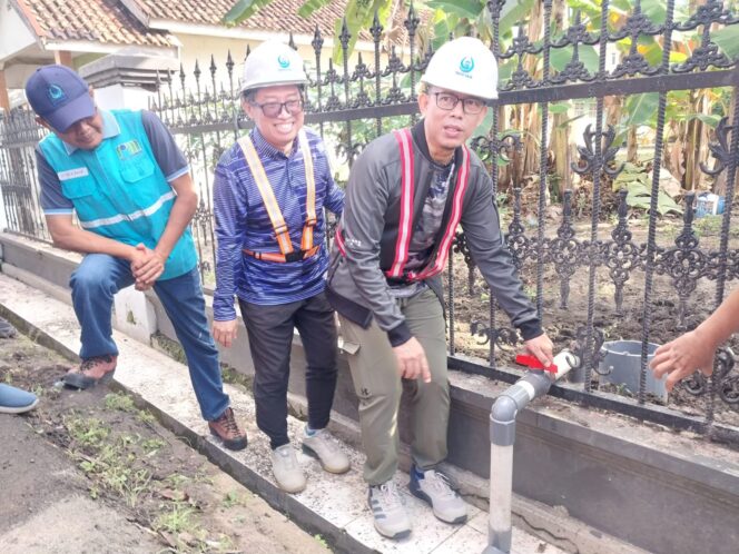 
Bupati Ogan Komering Ulu (OKU) H Teddy Meilwansyah SSTP MM MPd melaksanakan peluncuran langsung Pengurasan Perpipaan Instalasi Pengolahan Air (IPA) untuk menghasilkan kualitas ar bersih yang diterima para pelanggan PDAM Tirta Raja semakin baik. Foto : Kominfo OKU
