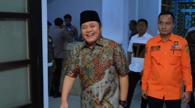 Gubernur Sumsel Herman Deru bersama Kalaksa BPBD Sumsel M Iqbal Alisyahbana. Foto : Humas Pemprov Sumsel