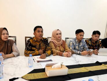 Ferizka Utami selaku pemilik Rumah Sirih bersama Tim Sakahira Law Firm saat klarfikiasi tudingan miring. Foto : Istimewa