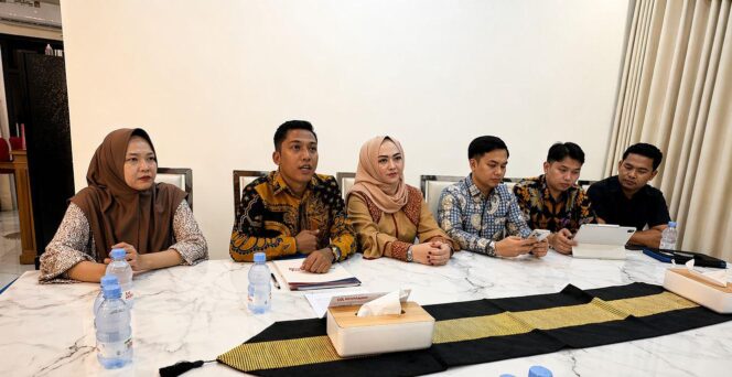 
Ferizka Utami selaku pemilik Rumah Sirih bersama Tim Sakahira Law Firm saat klarfikiasi tudingan miring. Foto : Istimewa