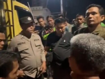Upaya penyelesaian secara persuasif terkait penghalangan tempat usaha oleh oknum polisi. Foto : Istimewa