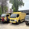 Suasana mobil truk yang menghalangi usaha warga di Palembang. Foto : Istimewa