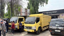 Suasana mobil truk yang menghalangi usaha warga di Palembang. Foto : Istimewa