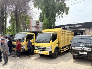 Suasana mobil truk yang menghalangi usaha warga di Palembang. Foto : Istimewa