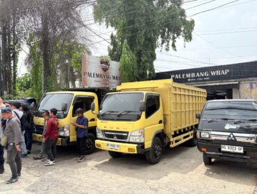 Suasana mobil truk yang menghalangi usaha warga di Palembang. Foto : Istimewa