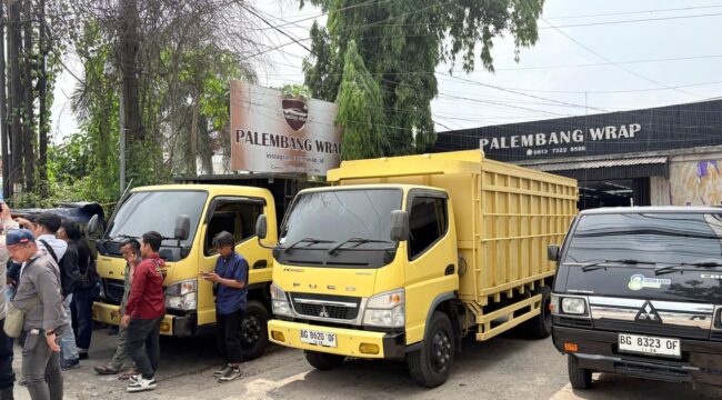 Suasana mobil truk yang menghalangi usaha warga di Palembang. Foto : Istimewa
