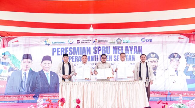 Pertamina Patra Niaga bersama Kementerian Koperasi serta Kementerian Kelautan dan Perikanan meresmikan Stasiun Pengisian Bahan Bakar Umum Nelayan (SPBUN) di Kecamatan Bakongan Timur, Kabupaten Aceh Selatan, pada Selasa (28/04). Foto : Patra Niaga