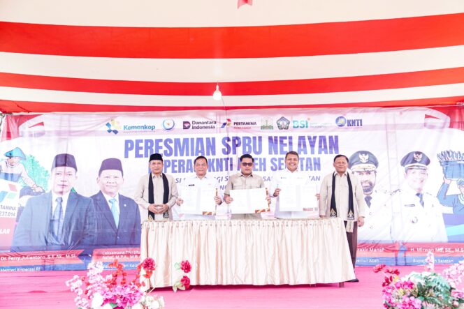 
Pertamina Patra Niaga bersama Kementerian Koperasi serta Kementerian Kelautan dan Perikanan meresmikan Stasiun Pengisian Bahan Bakar Umum Nelayan (SPBUN) di Kecamatan Bakongan Timur, Kabupaten Aceh Selatan, pada Selasa (28/04). Foto : Patra Niaga