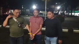 Pelaku pencurian plastik saat diamankan polisi. Foto : Istimewa