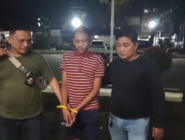 Pelaku pencurian plastik saat diamankan polisi. Foto : Istimewa