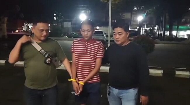 Pelaku pencurian plastik saat diamankan polisi. Foto : Istimewa