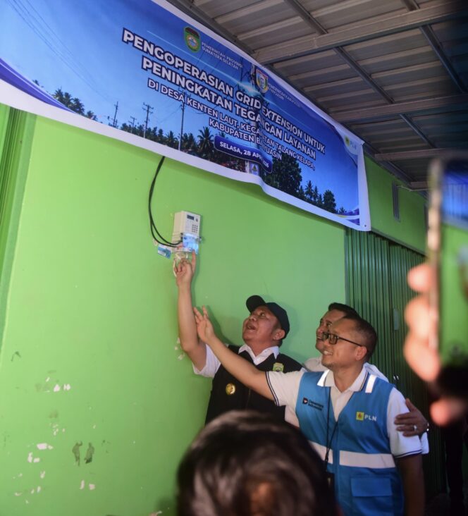 
Herman Deru Percepat Pemerataan Listrik, Grid Extension Kenten Laut Tingkatkan Tegangan Warga