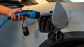 Ilustrasi saat kendaraan listrik melakukan isi daya menggunakan listrik. Foto : Istock