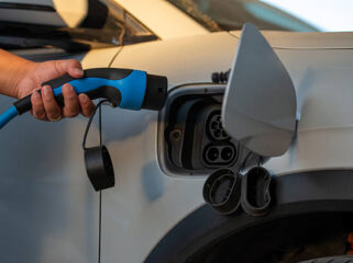 Ilustrasi saat kendaraan listrik melakukan isi daya menggunakan listrik. Foto : Istock