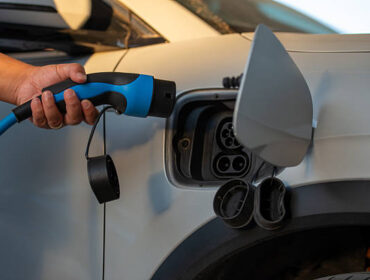 Ilustrasi saat kendaraan listrik melakukan isi daya menggunakan listrik. Foto : Istock